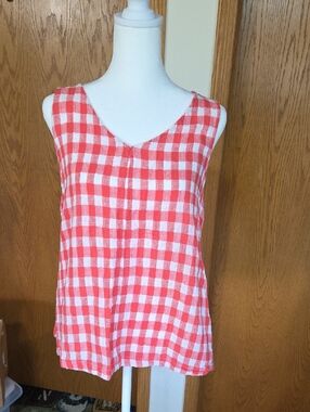 #15 Time and Tru Red and White Gingham V-Neck Sleeveless Top